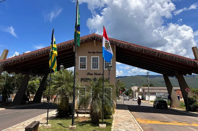 Pórtico de entrada de Pirenópolis com as bandeiras do Brasil, de Goiás e da cidade