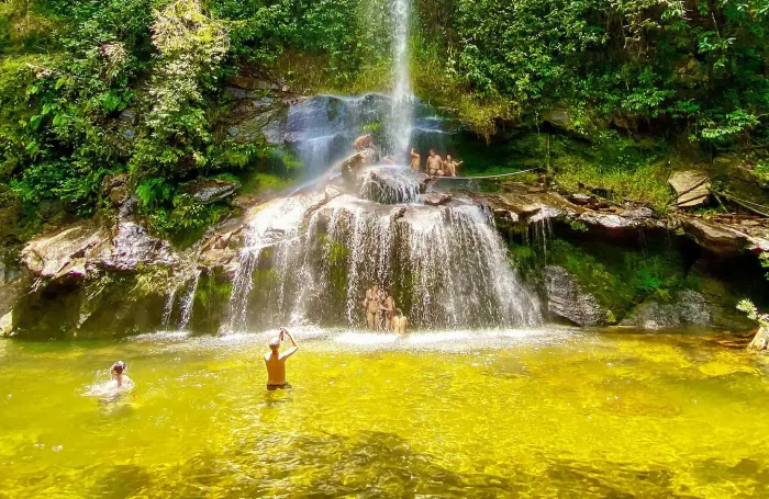 Banhistas na piscina natural da Cachoeira do Rosário