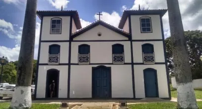 Igreja Nosso Senhor do Bonfim entre árvores