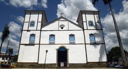 Fachada branca da Igreja Matriz Nossa Senhora do Rosário