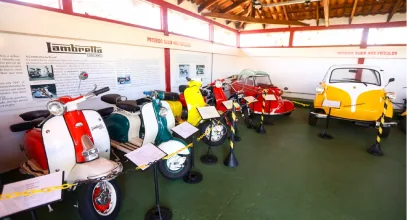Motocicletas e bicicletas antigas expostas no museu