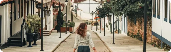 Visitante caminhando por uma rua de pedra do Centro Histórico