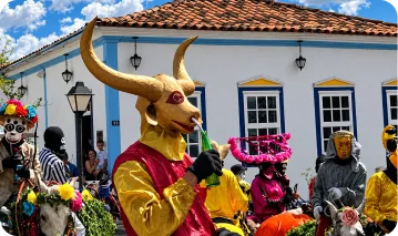 Mascarados das Cavalhadas em frente ao casario colorido