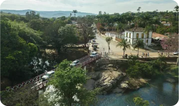 Vista aérea do Centro Histórico de Pirenópolis cercado de mata