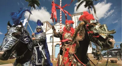 Cavaleiros mascarados das Cavalhadas de Pirenópolis