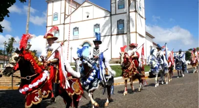 Cavaleiros da Festa do Divino em frente à Matriz