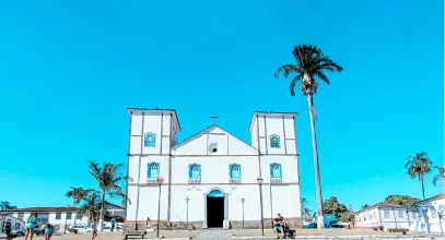 Igreja Matriz Nossa Senhora do Rosário sob céu azul