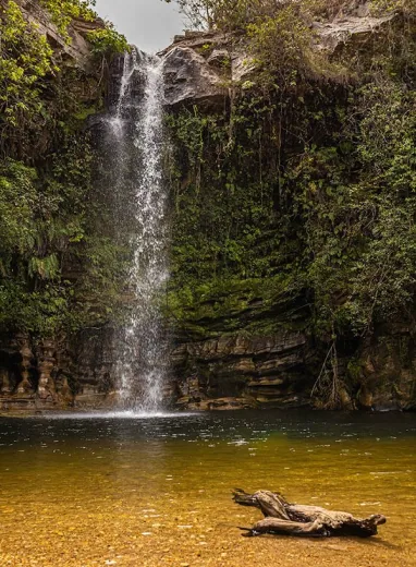Cachoeira do Abade caindo entre paredões de pedra