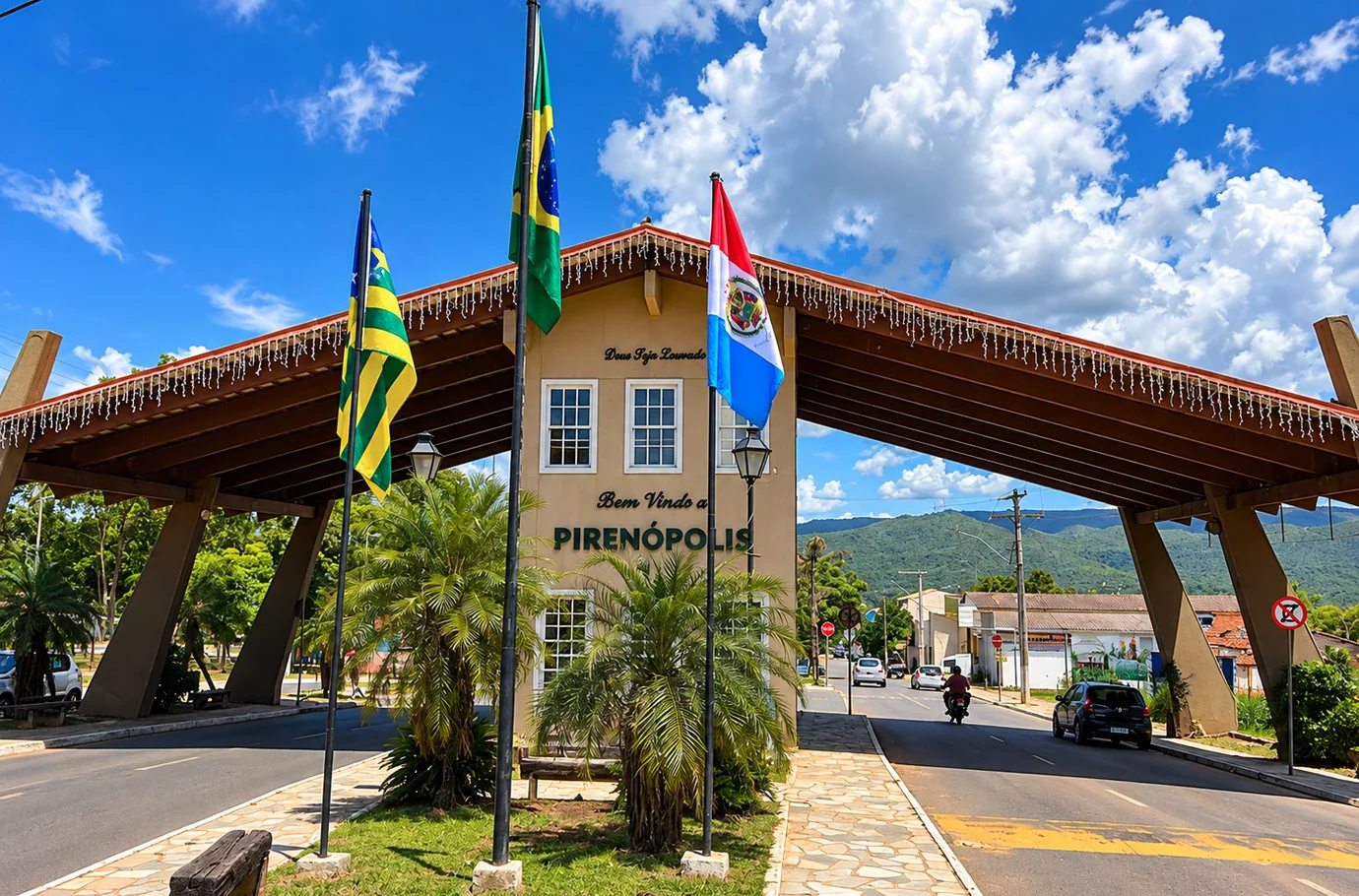 Pórtico de entrada de Pirenópolis com as bandeiras do Brasil, de Goiás e da cidade