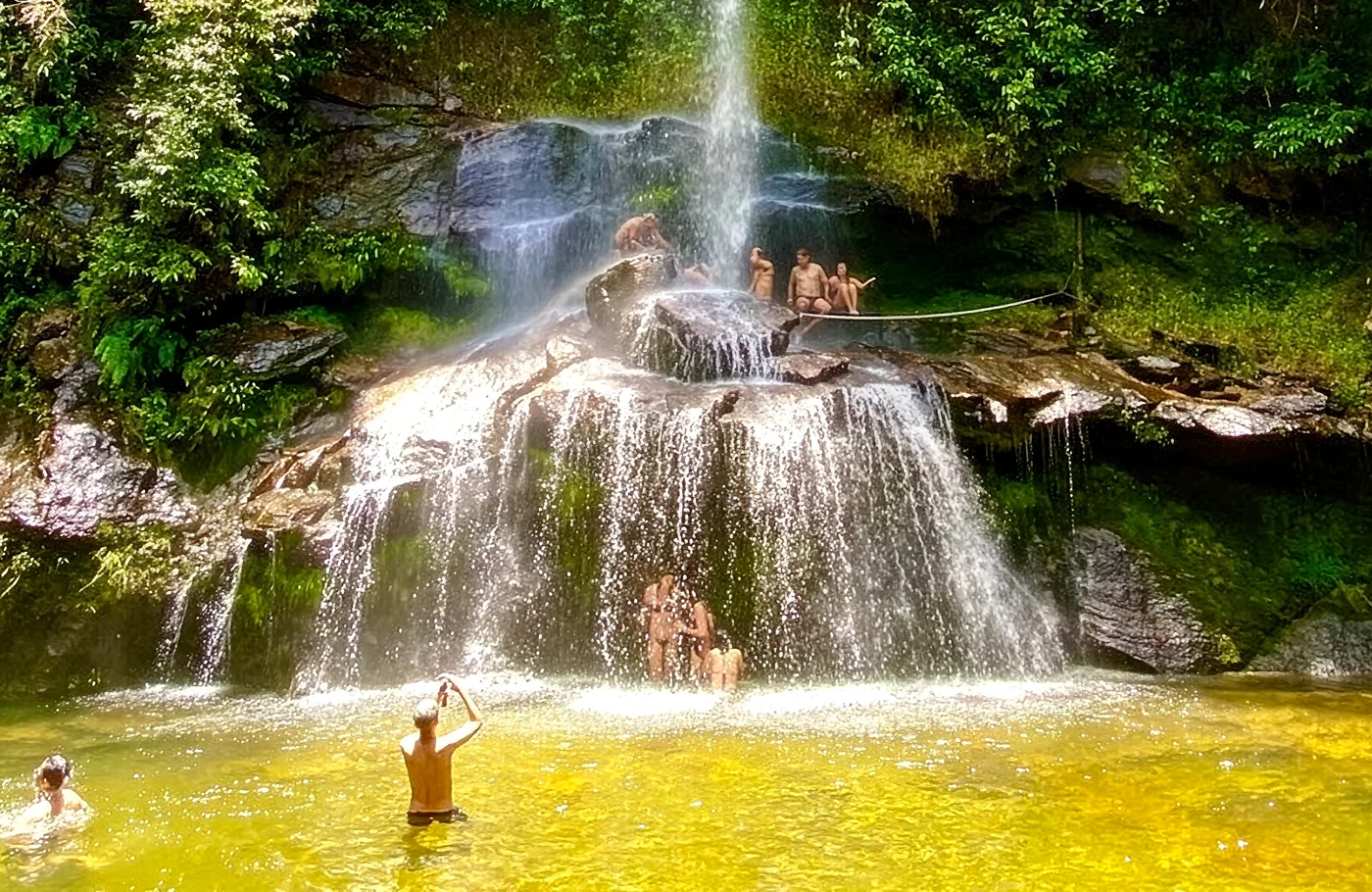 Banhistas na piscina natural da Cachoeira do Rosário
