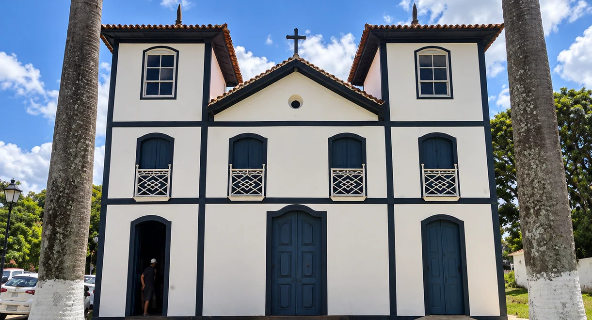 Igreja Nosso Senhor do Bonfim entre árvores
