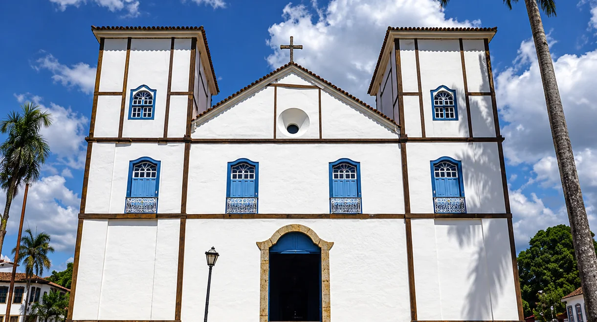 Fachada branca da Igreja Matriz Nossa Senhora do Rosário