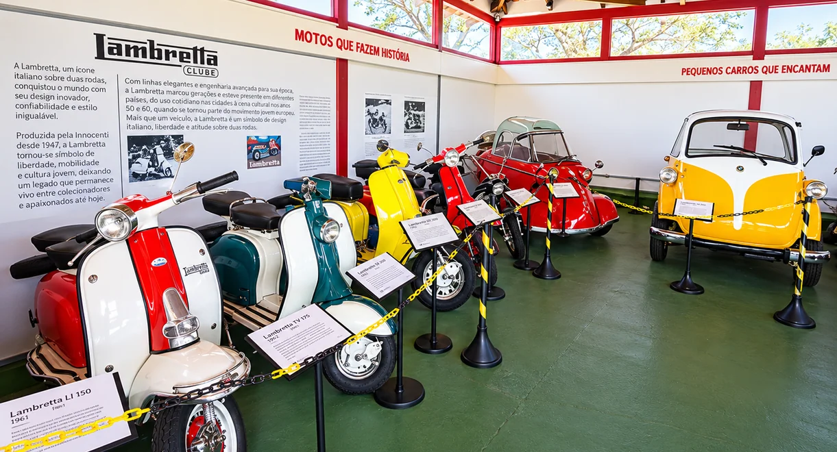 Motocicletas e bicicletas antigas expostas no museu