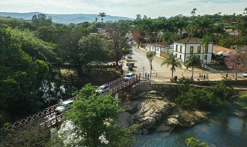 Vista aérea do Centro Histórico de Pirenópolis cercado de mata