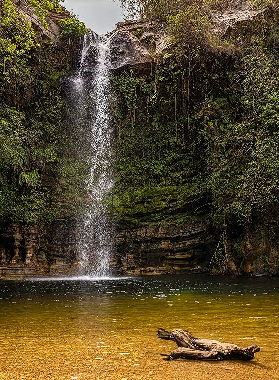 Cachoeira do Abade caindo entre paredões de pedra